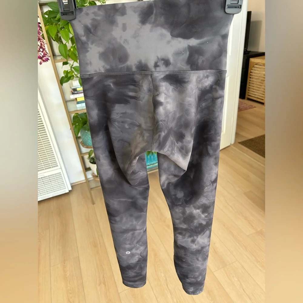 Lululemon Leggings. Size 2. 24” inseam. Excellent Condition. - Picture 2 of 4